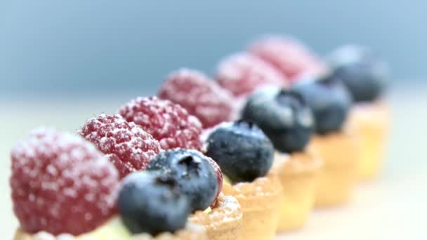 Confeiteiro prepara tartes — Vídeo de Stock