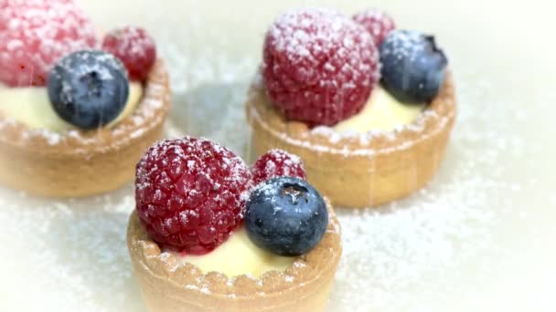 Pastelero prepara tartaletas — Vídeos de Stock