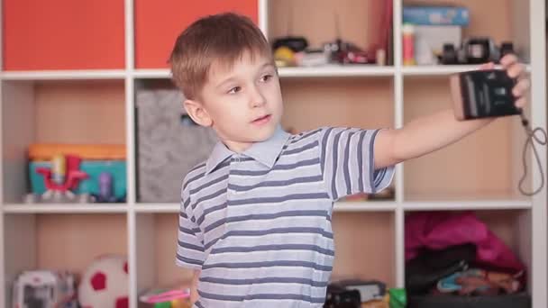 Μικρό αγόρι, φωτογραφίζοντας τον εαυτό του κάνει αυτοπορτρέτα — Αρχείο Βίντεο