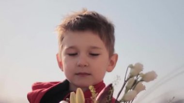 Güzel buket çiçek ile genç çocuk