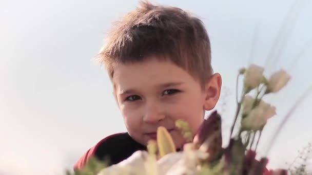 Νεαρό αγόρι με όμορφο μπουκέτο λουλούδια — Αρχείο Βίντεο