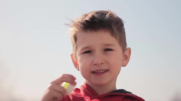 Jeune garçon soufflant des bulles. Mouvement lent — Video