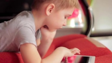 tablet bilgisayar oyunları oynarken küçük çocuk