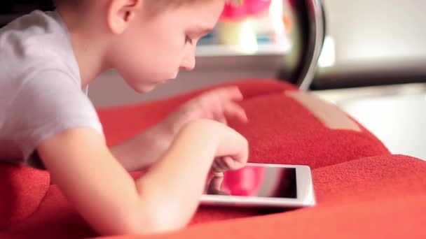 Menino brincando no tablet jogos de computador — Vídeo de Stock