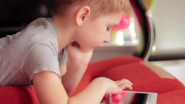 Kleine jongen spelen op de Tablet PC-computergames — Stockvideo