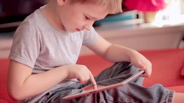 Pequeño niño jugando en la tableta juegos de ordenador — Vídeos de Stock