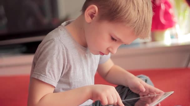 Pequeño niño jugando en la tableta juegos de ordenador — Vídeos de Stock