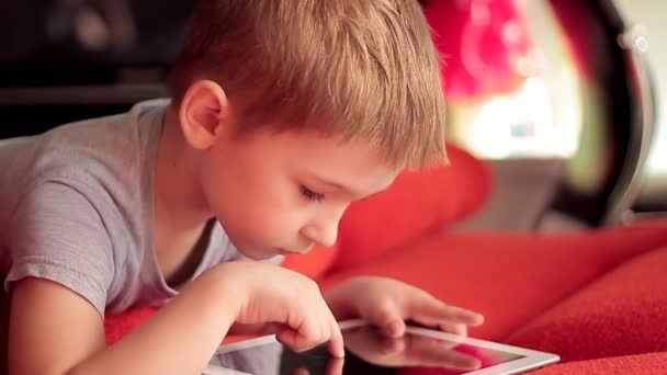 Menino brincando no tablet jogos de computador — Vídeo de Stock