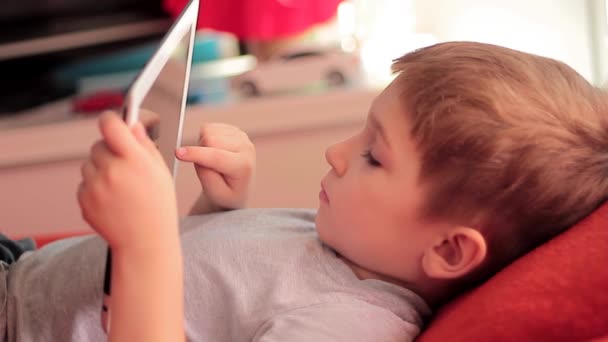 Pequeño niño jugando en la tableta juegos de ordenador — Vídeos de Stock