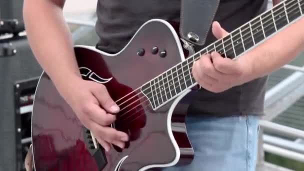 Tocando solo de guitarra no ar — Vídeo de Stock