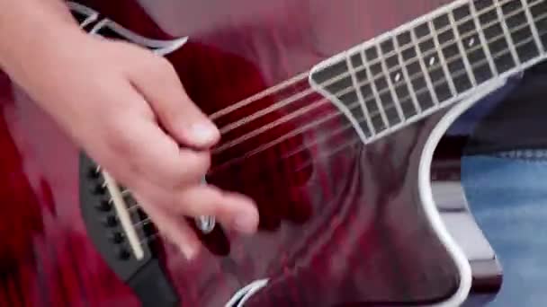 Tocando solo de guitarra no ar — Vídeo de Stock