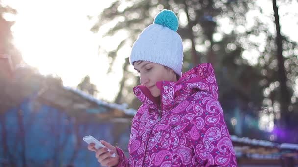 Kız kış ormanda sms göndermek — Stok video