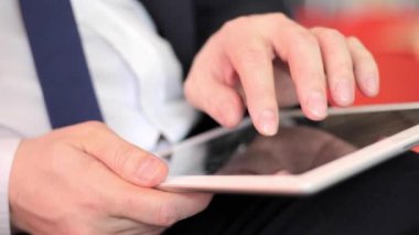 Tablet üzerinde çalışan iş adamı