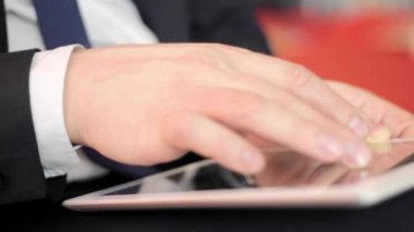 Tablet üzerinde çalışan iş adamı