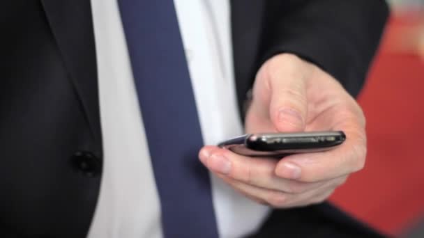 Руки крупным планом с помощью сенсорного экрана мобильного телефона — стоковое видео