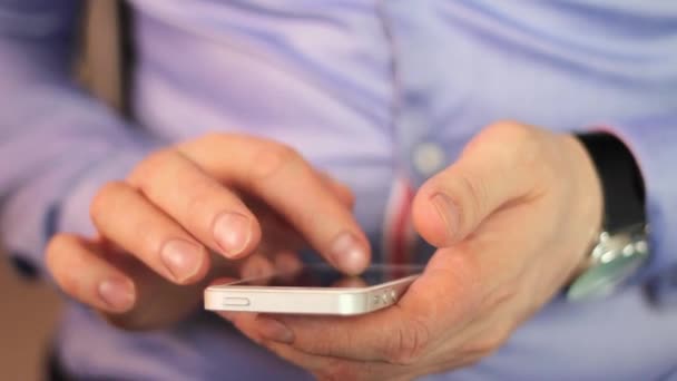 Primer plano mans manos utilizando la pantalla táctil del teléfono móvil — Vídeos de Stock