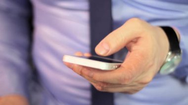 cep telefonu dokunmatik ekran kullanarak yakın çekim adam elleri