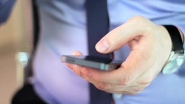 cep telefonu dokunmatik ekran ve cofee kullanarak yakın çekim adam elleri