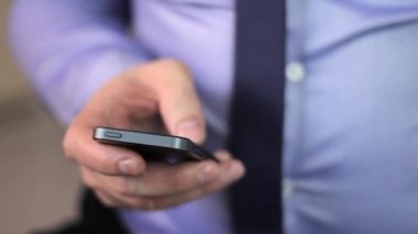 cep telefonu dokunmatik ekran ve cofee kullanarak yakın çekim adam elleri