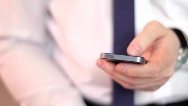 Close-up mans hands using mobile phone touchscreen — Stock Video