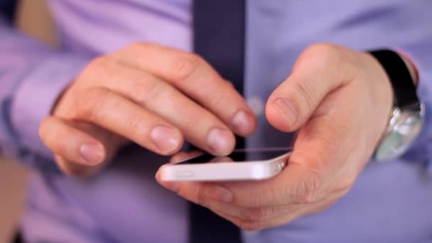 Close-up mãos homens usando telefone celular touchscreen — Vídeo de Stock