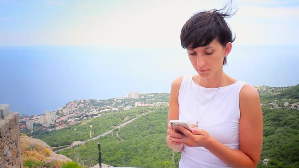 Chica leer sms en su teléfono inteligente — Vídeo de stock