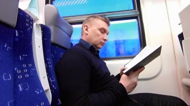 Adam bir yolcu treni kitap okumak
