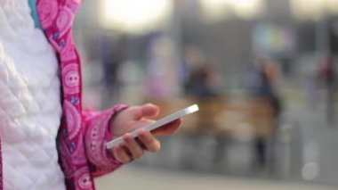 Cep telefonunu kullanarak eller kadın yakın çekim