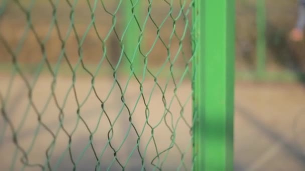 Cabeça menino obter a bola no playground — Vídeo de Stock