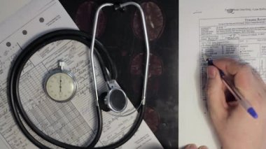 Eller tanılar bir tıp doktoru