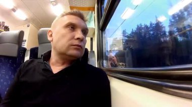 Tren penceresinde görünen adam