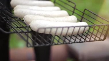 Bratwurst Sosisleri Ahşap Barbeküde Pişiyor.