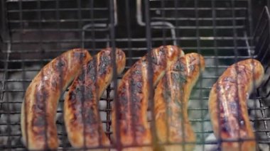 Bratwurst Sosisleri Ahşap Barbeküde Pişiyor.