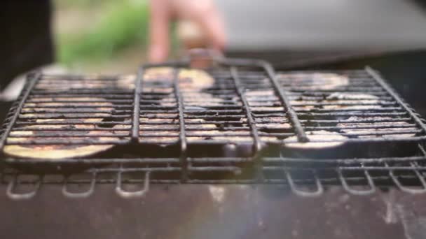 Grillning zucchinis på luft — Stockvideo