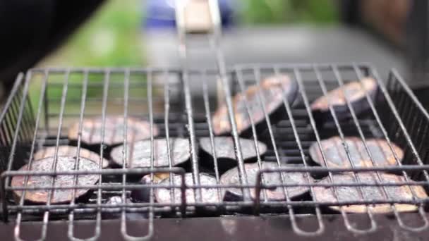 Mislukken van grillen courgettes op lucht — Stockvideo