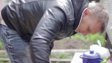 Adam Barbekü hazırlar