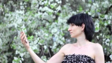 Çiçekli ağaç arka plan üzerinde bir selfie alarak güzel kız