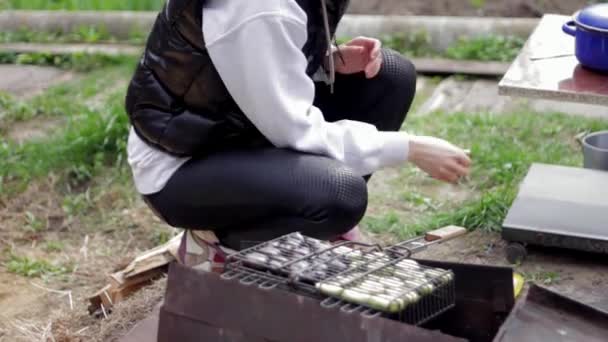 La chica prepara la barbacoa — Vídeos de Stock