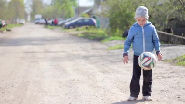 Junge beim Fußballspielen. Fußball für Kinder — Stockvideo