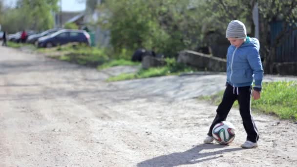 Un garçon jouant au football. Un gamin jouait au foot. Brasil. Rio ! Symbole olympique — Video