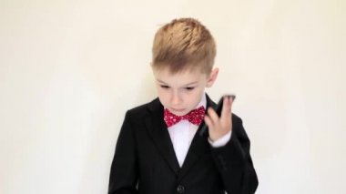 Evet işte, konsantre şirin çocuk oyun iş adamı. Başarı