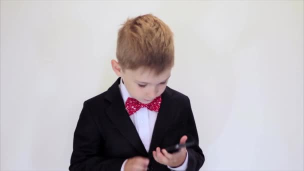 Cute kid Zagraj biznesmen, koncentruje się na pracy, rozmawia przez telefon. Sukces — Wideo stockowe