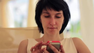 Genç kadın ile smartphone Cafe