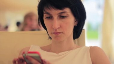 Genç kadın ile smartphone Cafe