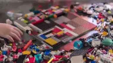 Çocuğun yakın oyuncak parçaları hızlı toplamak İnşaat el. Hız yukarıya. Timelapse