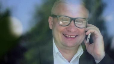 Kafe akıllı kullanımı erkekte telefon app metin mesajlaşma sms kahve içme. Aynada moon