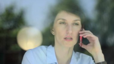 App akıllı cep telefonunda içme kahve gülümseyen ve manifatura kafede kullanan kadın. Güzel çok kültürlü genç casual kadın profesyonel üstünde hareket eden telefon.