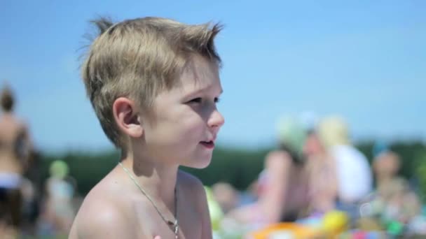 ビーチで幸せな男の子の肖像画. — ストック動画