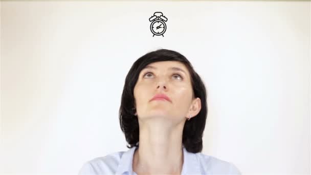 Jovem mulher pensando em produtividade em um fundo branco — Vídeo de Stock