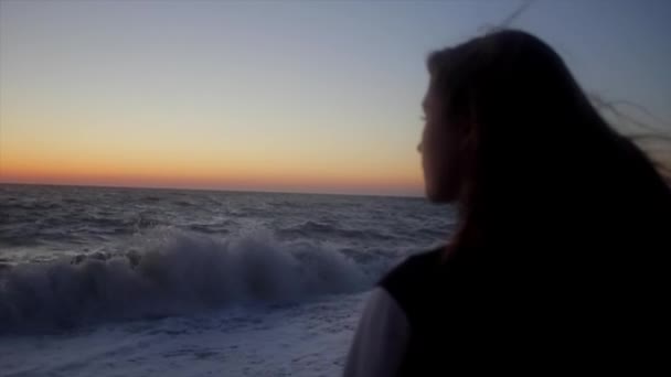 Fille regarder sur le lever du soleil sur la mer en mouvement — Video